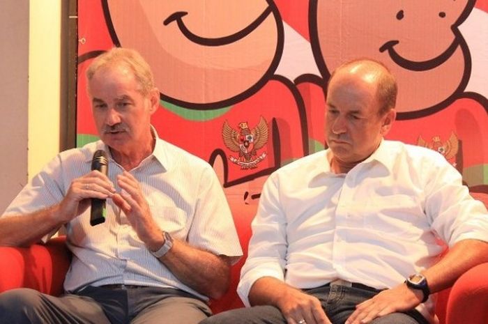 Pelatih timnas Indonesia, Alfred Riedl, dan asisten pelatih Hans-Peter Schaller dalam acara bertajuk Forum Diskusi BOLA dengan tema Timnas Menuju Piala AFF: ”Saatnya Garuda Bangkit,” di Kantor Redaksi BOLA, Palmerah, Jakarta, Selasa (23/8/2016) sore.