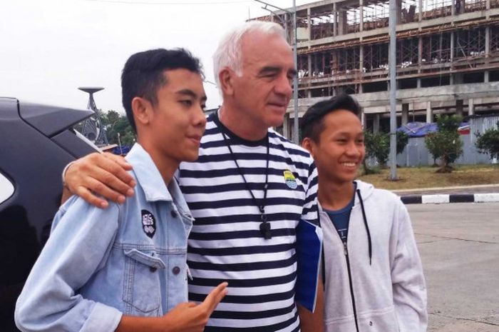 Mario Gomez berfoto dengan bobotoh