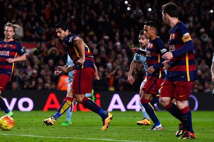 Luis Suarez (kedua dari kiri) saat mencetak hat-trick untuk Barcelona setelah menerima umpan penalti dari Lionel Messi saat menghadapi Celta Vigo dalam lanjutan pertandingan La Liga 2015-2016 di Camp Nou, Barcelona, Spanyol, pada Minggu (14/2/2016).