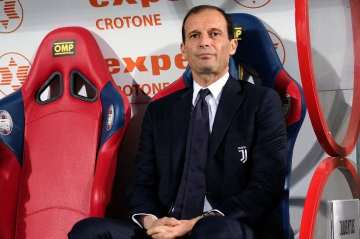 Pelatih Juventus, Massimiliano Allegri, mendampingi anak-anak asuhnya dalam laga Liga Italia kontra Crotone di Stadion Ezio Scida, Crotone pada 18 April 2018.