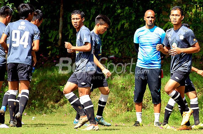 Pemain Barito Putera melakukan pemanasan menjelang laga uji coba melawan Perseru Serui di Lapangan Agrokusuma Batu, Jawa Timur Sabtu (17/02/2018) pagi.