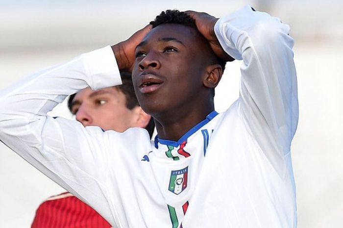 Moises Kean Byoti saat beraksi membela timnas Italia U-17 menghadapi Spanyol U-17 dalam laga uji coba di Ferentino, 20 Januari 2016.