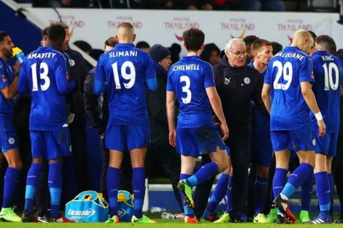 Para pemain Leicester City, termasuk striker Islam Slimani dan gelandang Daniel Amartey, berdiskusi dengan pelatih Claudio Ranieri pada laga ulangan Piala FA Babak IV antara Leicester dan Derby County di King Power Stadium pada 8 Februari 2017.