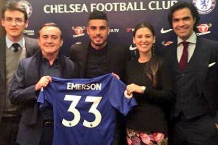 Bek baru Chelsea, Emerson Palmieri, Resmi diperkenalkan pada Rabu (31/1/2018) dini hari WIB.