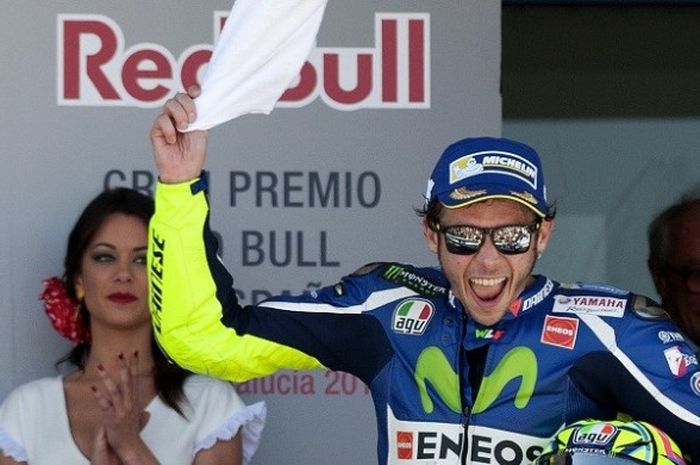 Pebalap Movistar Yamaha, Valentino Rossi, meluapkan kegembiraan setelah berhasil memenangi GP Spanyol di Sirkuit Jerez, Minggu (24/4/2016).