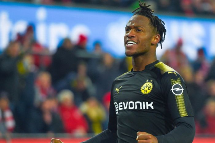 Selebrasi striker Borussia Dortmund, Michy Batshuayi, setelah berhasil membobol gawang FC Koeln pada laga Liga Jerman 2017-2018 di Stadion RheinEnergie, Koeln, Jerman, pada Jumat (2/2/2018).