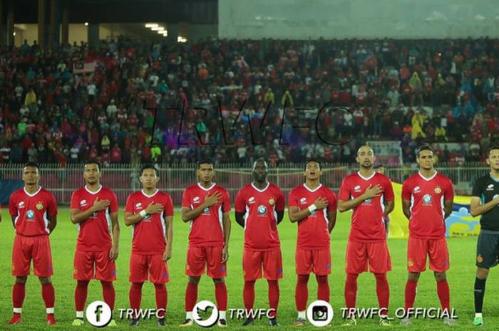Penyerang asal Indonesia, Ferdinand Sinaga (dua dari kiri) bersama pemain Kelantan FA sebelum uji coba kontra PKNP FC di Stadion Sultan Muhammad IV, Rabu (10/1/2018) malam. 