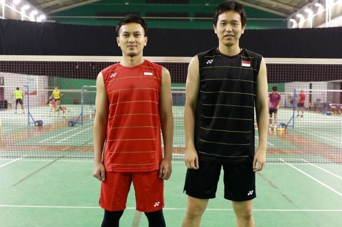 Pasangan ganda putra Indonesia, Mohammad Ahsan/Hendra Setiawan, berfoto setelah menjalani sesi latihan terakhir di Pelatnas Cipayung, Jakarta Timur, Rabu (27/7/2016).