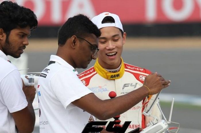Pebalap muda Indonesia, Presley Martono (kanan), berbicara dengan panitia sebelum turun balapan pada hari ketiga seri kelima Formula 4 South East Asia (F4 SEA) di Sirkuit Chang, Buriram, Thailand, Minggu (8/1/2017).
