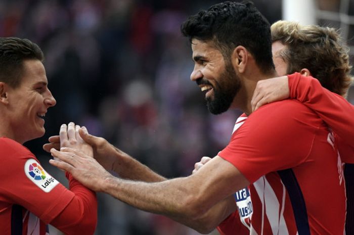 Selebrasi striker Atletico Madrid, Diego Costa (tengah), bersama Kevin Gameiro (kiri) dan Antoine Griezmann seusai mencetak gol ke gawang Athletic Bilbao dalam pertandingan La Liga Spanyol 2017-2018 di Stadion Wanda Metropolitano, Madrid, Spanyol, pada Minggu, 18 Februari 2018.