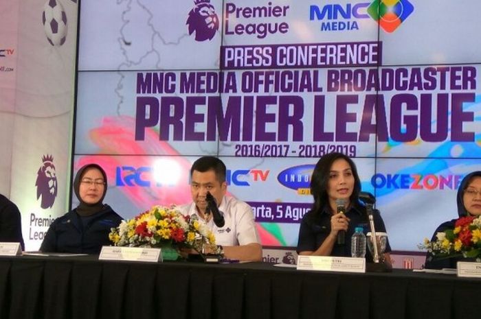 Dini Putri (kedua dari kanan), Director Programming dan Production RCTI, berbicara di acara lanching official broadcaster Premier League di MNC Financial Tower, Kebon Sirih, Jakarta, pada Jumat (5/8/2016).