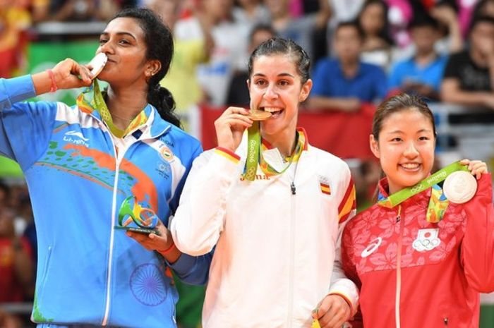  Peraih medali emas tunggal putri Olimpiade Rio 2016, Carolina Marin (Spanyol), berfoto dengan peraih medali perak Pusarla Venkata Sindhu (India) dan peraih medali perunggu Nozomi Okuhara (Jepang) di atas podium di Riocentro Pavilion 4, Rio de Janeiro, Brasil, Jumat (19/8/2016). 