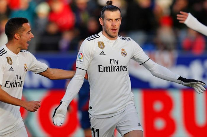 Penyerang Real Madrid, Gareth Bale, merayakan golnya dengan Lucas Vazquez, saat menghadapi SD Huesca dalam laga pekan ke-15 Liga Spanyol, Minggu (9/12/2018) di Stadion El Alcoraz, Huesca.