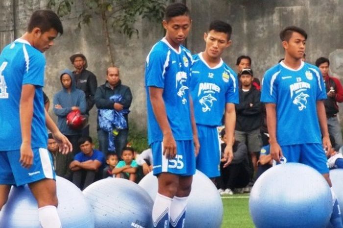 Pemain muda Persib Bandung, Agung Mulyadi (55), mengkuti sesi latihan bersama tim.