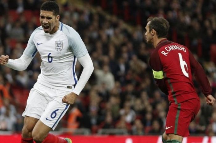 Bek timnas Inggris, Chris Smalling, merayan gol ke gawang Portugal pada laga persahabatan di Wembley, 2 Juni 2016.