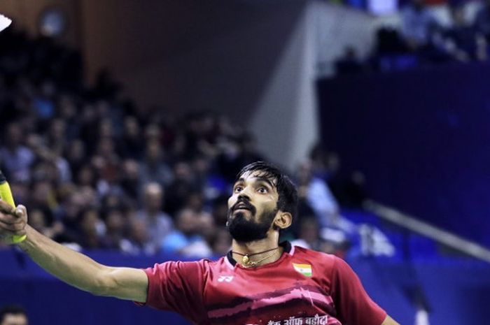 Pebulu tangkis tunggal putra asal India, Kidambi Srikanth, mengembalikan kok ke arah Kenta Nishimoto (Jepang). Srikanth menang dengan 21-14, 21-13, pada final Prancis Terbuka yang berlangsung di Stade Pierre de Coubertin, Paris, Minggu (29/10/2017)/