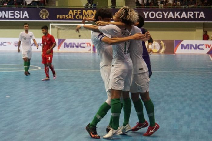  Pemain timnas futsal Indonesia, Bambang Bayu Saptaji, Sunny Rizki, dan M Iqbal merayakan gol ke gawang Myanmar di GOR UNY, Senin (5/11/2018). 