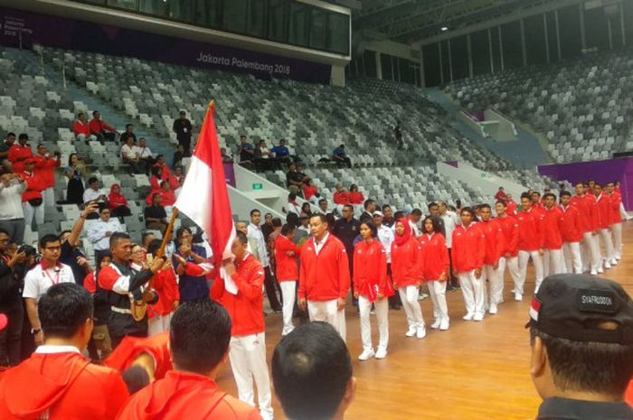 Para atlet yang tergabung dalam kontingen Indonesia untuk Asian Games 2018 melakukan sesi penciuman bendera Merah Putih, di Istora Senayan, Jakarta, Minggu (5/8/2018).