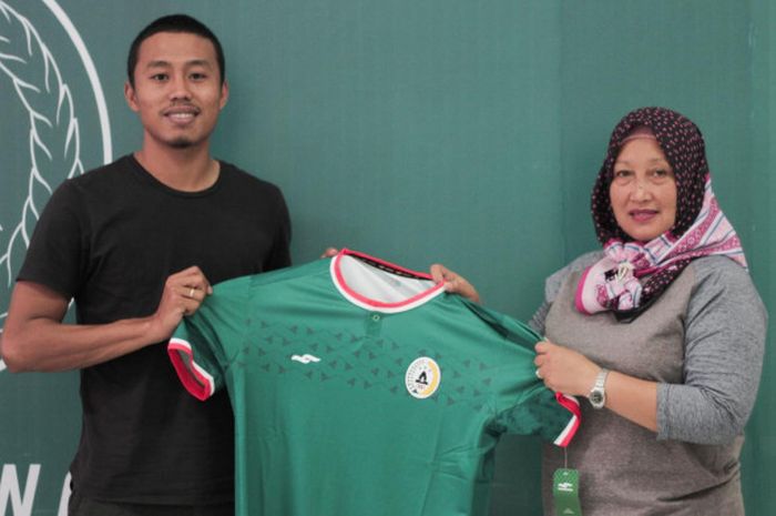 Penyerang Kushedya Hari Yudo, yang merupakan pemain terproduktif ketiga Liga 2 2018, diperkenalkan Manajer PSS Sleman, Retno Sukmawati di kantor PSS pada Senin (14/1/2019) siang. 