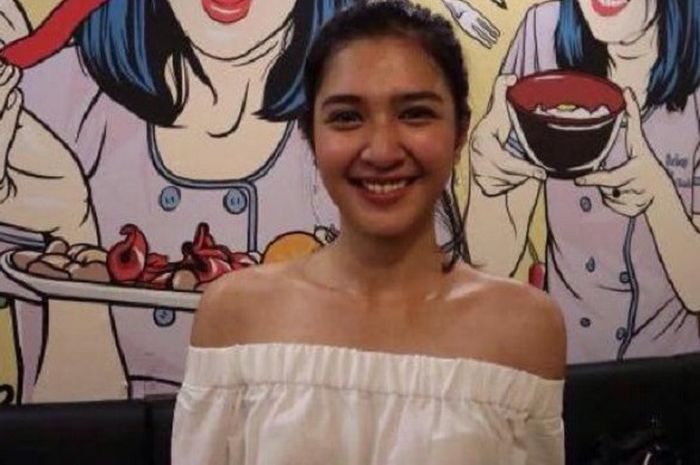 Jumat (15/9/2017), penyanyi sekaligus artis peran Mikha Tambayong merayakan ulang tahunnya yang ke-23. 