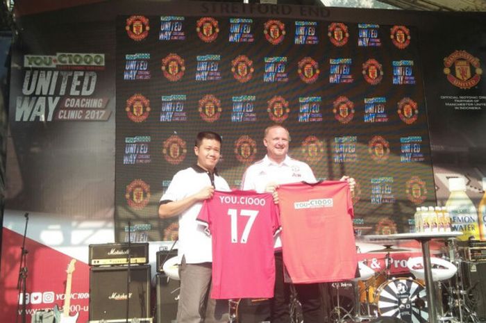 Mantan bek Manchester United, David May, berpose di panggung dalam acara You.C1000 United Way Coaching Clinic bareng legenda sepak bola Indonesia di GOR Soemantri, Jakarta, Sabtu (30/9/17).