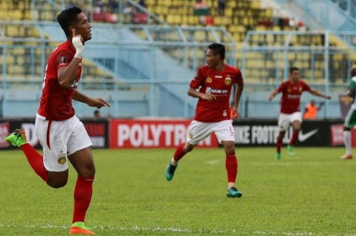 Selebrasi striker sekaligus bek Bhayangkara FC, Jajang Mulyana seusai mencetak gol ke gawang PS TNI pada laga Grup B Piala Presiden 2017 di Stadion Kanjuruhan Malang, Sabtu (11/2/2017).