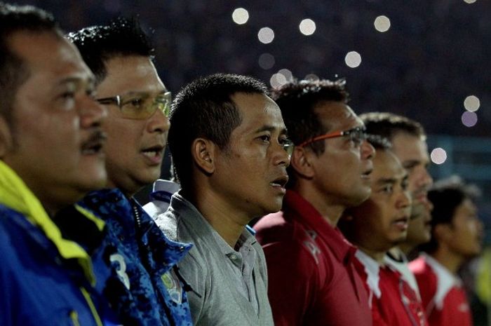 Pelatih Arema Cronus, Joko Susilo (ketiga dari kiri), berdiri bersama ofisial tim dalam pertandingan leg kedua semifinal Piala Jenderal Sudirman melawan Mitra Kukar di Stadion Kanjuruhan, Malang, Minggu (17/1/2016).