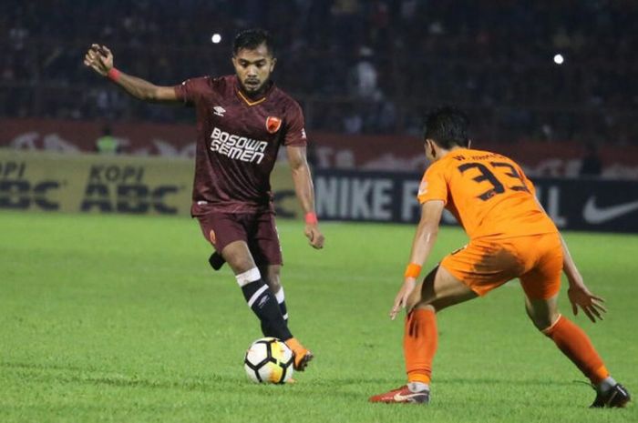  Pemain sayap PSM Makassar, Zulham Zamrun, mendribel bola pada laga Liga 1 2018 kontra Borneo FC di 