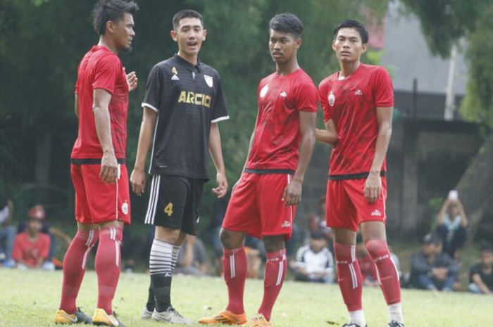 Tiga pemain Persija; Maman Abdurahman, Ahmad Syaifullah, dan Vava Mario (kaus merah dari kiri ke kanan) saat timnya diuji tim amatir MC Utama di lapangan ISCI, Ciputat, Tangerang Selatan, Rabu (27/12/2017) sore. 