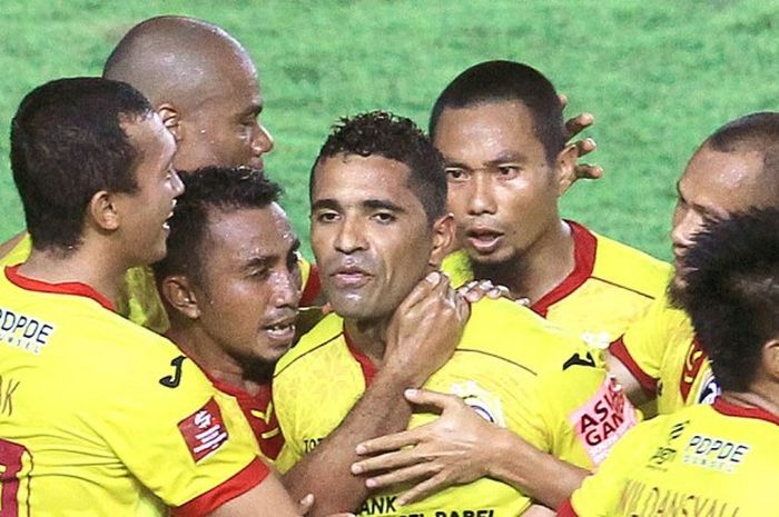 Pemain Sriwijaya FC merayakan gol yang dibuat Beto dalam laga lanjutan Torabika Soccer Championship melawan Persib Bandung di Stadion Si Jalak Harupat, Soreang, Kab Bandung, Sabtu (30/4/2016).