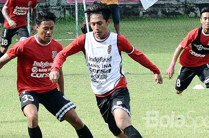 Hanis Saghara (kanan/rompi putih) berupaya menghindari hadangan bek kanan, I Made Andhika Wijaya dalam gim internal Bali United, Senin (8/1/2018) pagi di Lapangan Trisakti, Legian.