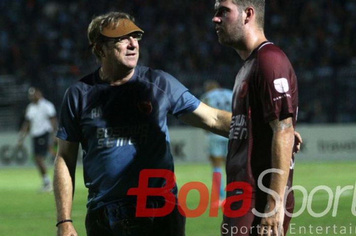 Pelatih PSM Makassar, Robert Rene Alberts, dan strikernya, Willem Jan Pluim, berdiskusi setelah pertandingan kontra Persela di Stadion Surajaya , Sabtu (12/8/2017).