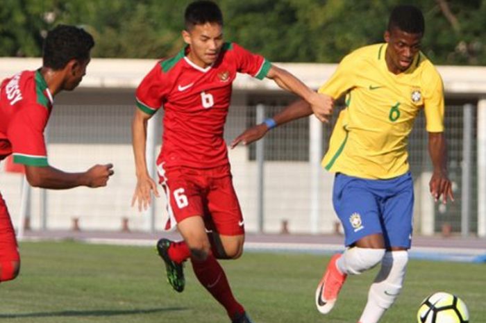 Dua pemain Indonesia, M Rifad Marasabessy (kiri) dan Muhammad Iqbal (tengah), berusaha merebut bola dari pemain Brasil, Michael Rangel, dalam pertandingan Grup C Toulon Tournament di Stade d'Honneur Marcel Roustan, Salon-de-Provence, Prancis, pada Rabu (31/5/2017).