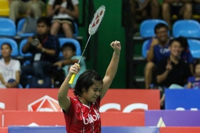 Pebulu tangkis tunggal putri nasional, Gregoria Mariska, bereaksi, setelah memastikan diri lolos ke babal final Kejuaraan Junior Asia setelah mengalahkan  Gao Fangjie (China), 21-13, 13-21, 21-10, pada laga semifinal yang berlangsung di CPB Badminton Training Center, Bangkok, Sabtu (16/7/2016).