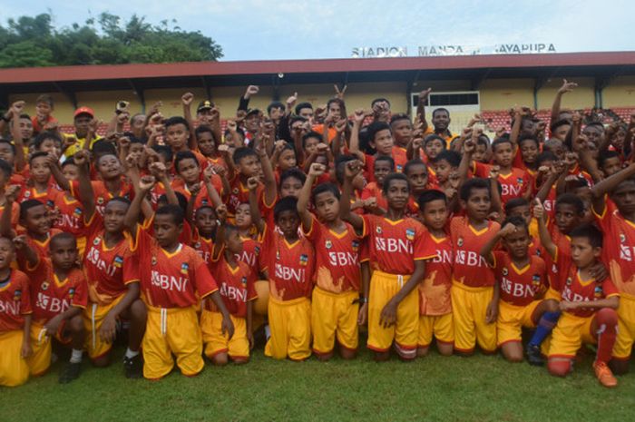 Sebagian peserta Bhayangkara Papua Football Festival yang digelar di Stadion Mandala Jayapura, Kamis (14/12/2017).