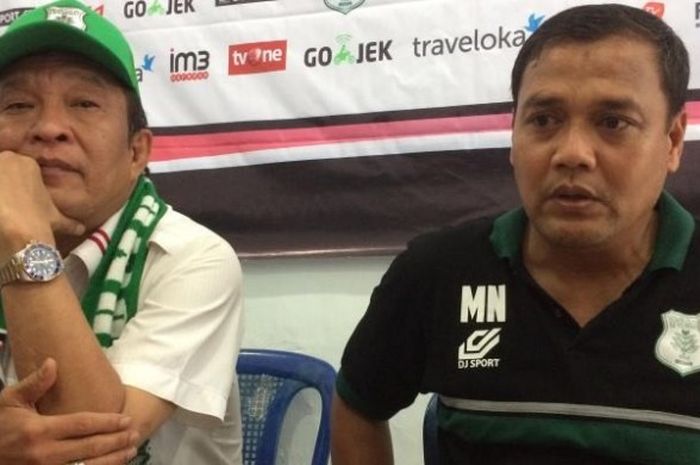 Manajer PSMS, Januari Siregar (kiri) dan pelatih Mahruzar Nasution memberikan keterangan ke media setelah timnya menang atas tamunya, PS Timah Babel pada laga Grup 1 Liga 2 musim 2017 di Stadion Teladan, Kota Medan, Minggu (21/5/2017) sore. 