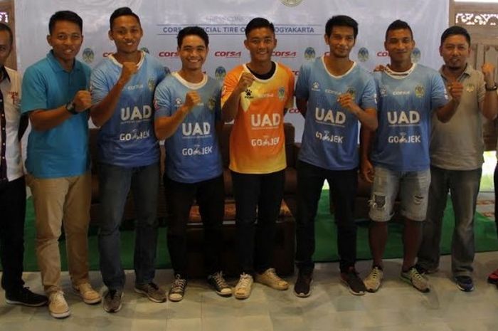 Para pemain dan ofisial PSIM Yogyakarta dalam perkenalan Corsa sebagai sponsor anyar mereka pada Liga 2 di Kota Yogyakarta, Sabtu (20/5/2017). 