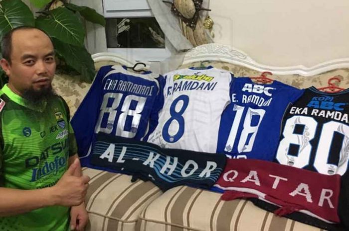 Kolektor jersey dengan nama dan nomor punggung milik Eka Ramdani.