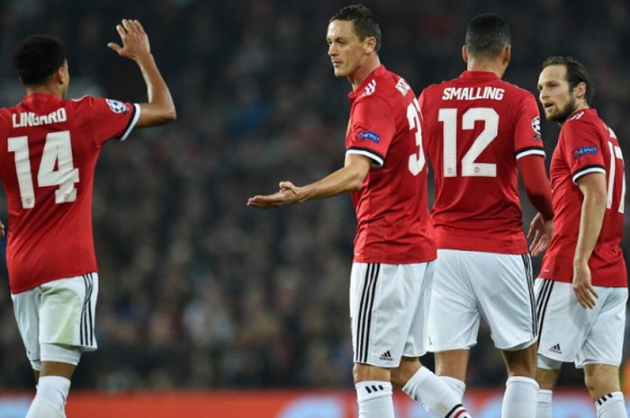 Gelandang Manchester United, Nemanja Matic (tengah), merayakan gol pembuka kemenangan timnya ke gawang Benfica bersama Jesse Lingard (kiri) pada laga Grup A Liga Champions 2017-2018 di Stadion Old Trafford, Manchester, Inggris, pada Selasa (31/10/2017).