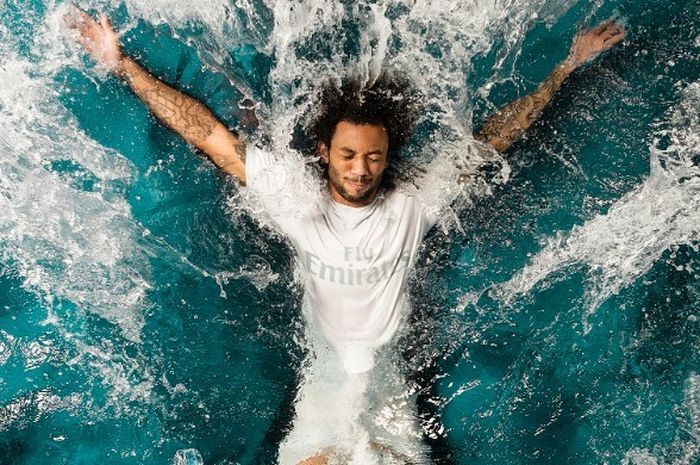Bek Real Madrid, Marcelo, berpose mengenakan seragam dari sampah lautan hasil kerja sama Adidas organisasi Parley for the Oceans. 