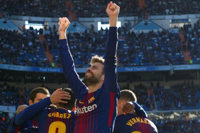 Bek FC Barcelona, Gerard Pique, merayakan gol yang dicetak timnya dalam laga Liga Spanyol kontra Real Madrid di Stadion Santiago Bernabeu, Madrid, pada 23 Desember 2017.