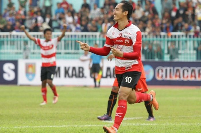 Selebrasi gelandang Madura United (MU), Slamet Nurcahyo, setelah mencetak gol pertama untuk timnya ke gawang Persija dalam laga perdana Cilacap Cup 2017 di Stadion Wijayakusuma, Cilacap, Jawa Barat, Jumat (24/3/2017).