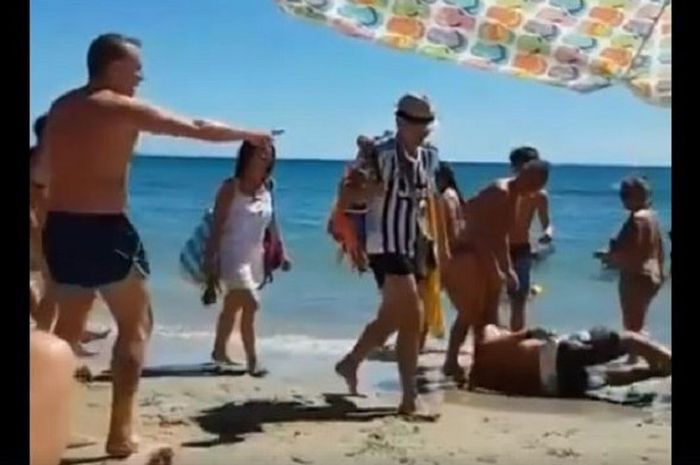 Fan Juventus dapat ejekan saat menyisir pantai di Tuscany.