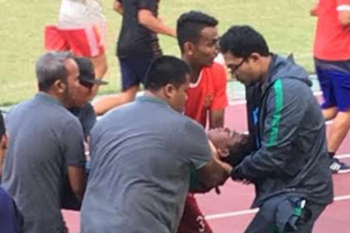 Pemain timnas U-16 Indonesia, Supriadi, mengalami cedera saat melawan SKO Ragunan di Lapangan Atang Soetrisna, Cijantung, Rabu (9/5/2018)