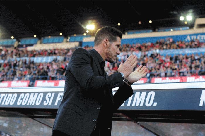 Manajer Atletico Madrid, Diego Simone memberikan aplaus untuk penggemar dalam pertandingan La Liga antara Atletico Madrid dan Granada CF di Vicente Calderon Stadium, Minggu (17/04/2016) Madrid, Spanyol. 