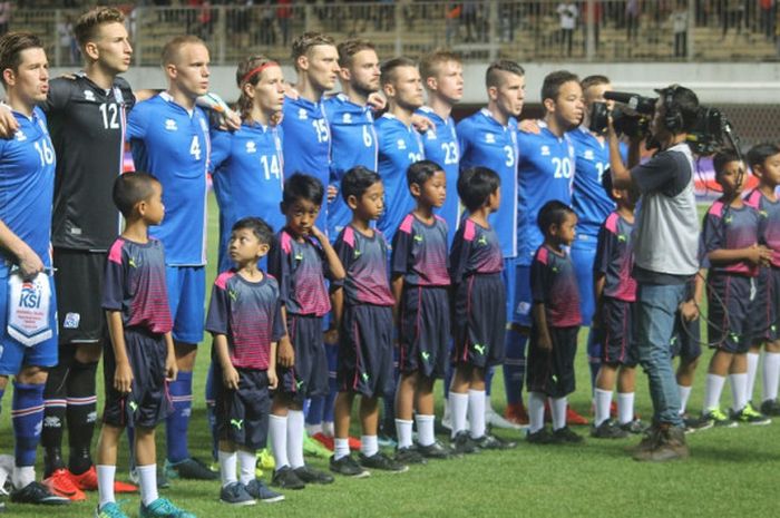 Timnas Islandia  menyanyikan lagu kebangsaan saat melawan Indonesia Selection di Stadion Maguwoharjo, Sleman, Kamis (11/1/2017).