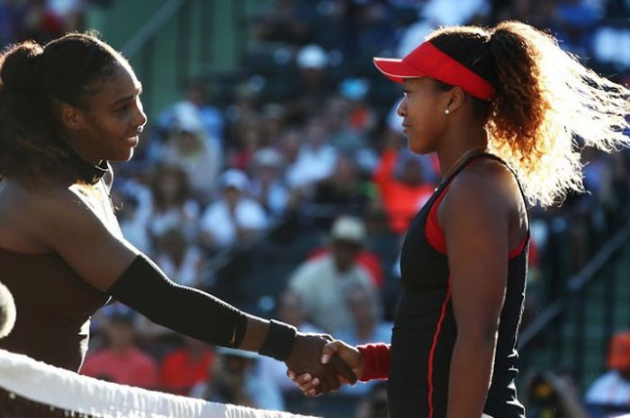  Petenis putri Amerika Serikat, Serena Williams (kiri) dan Naomi Osaka (Jepang) bersalaman setelah babak pertama Miami Terbuka yang berlangsung di Crandon Park Tennis Center, Miami, Kamis (22/3/2018). 