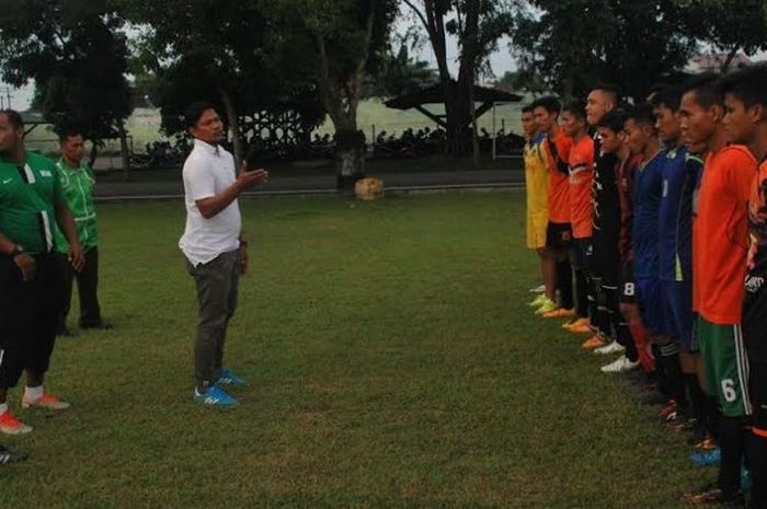 Pelatih PSMS, Slamet Riyadi (kaus putih) memberikan instruksi kepada pemain seleksi skuat Ayam Kinantan di lapangan sepak bola Makodam I/BB, Jalan Gatot Subroto, Kota Medan.