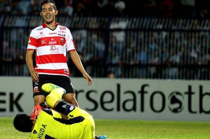 Gelandang Madura United, Slamet Nurcahyo saat dihadang kiper Persela, Khoirul Huda, pada laga Liga 1 musim 2017 di Stadion Surajaya, Lamongan, Jumat (21/4/2017) malam. 