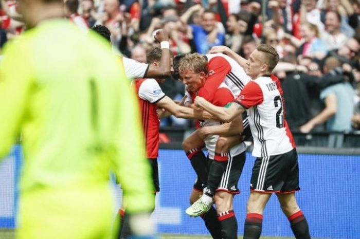 Kegembiraan para pemain Feyenoord setelah Dirk Kuyt mencetak gol ke gawang Heracles dalam laga di Stadion Feijenoord, Minggu (14/5/2017).